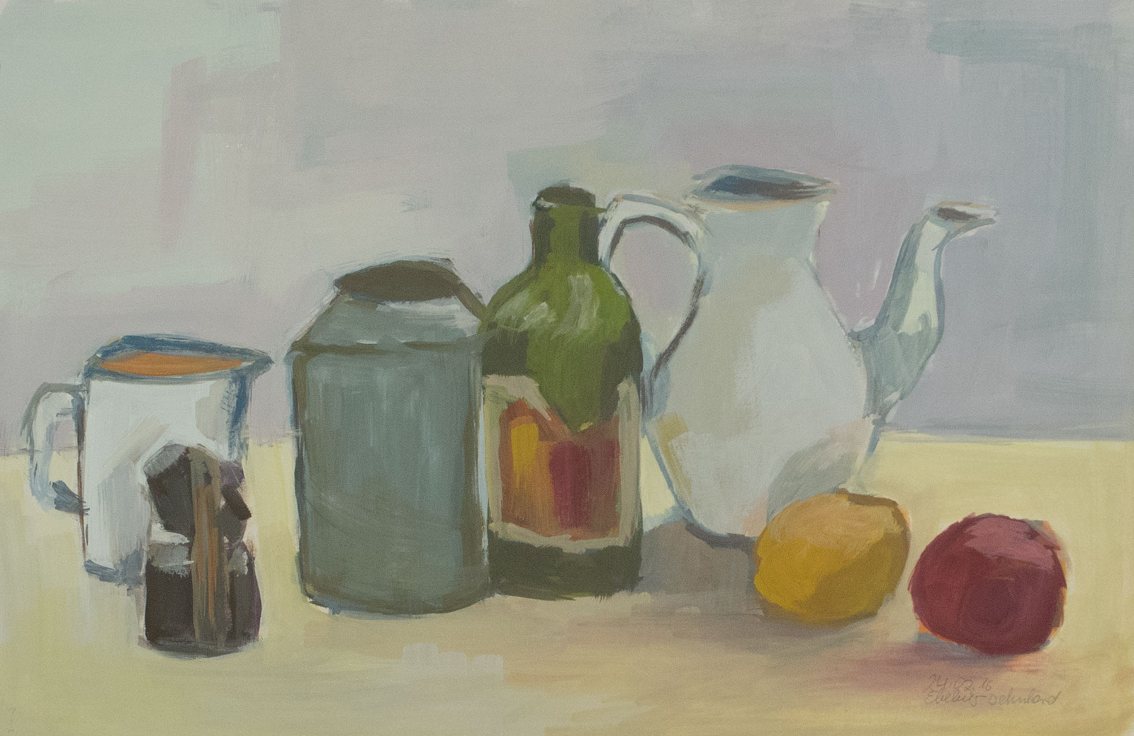 Kanne, Flasche, Krug und Obst dargestellt auf einem Tisch